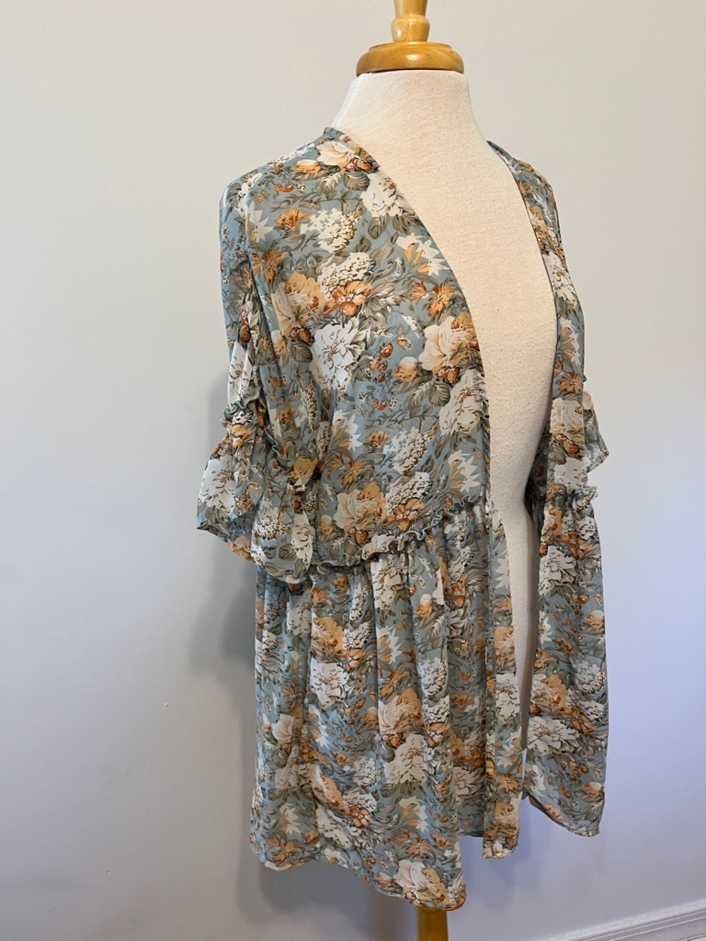 Hayden Los Angles Floral kimono Ruffle Trim sleeves Blouse Size Small Dusty Blue